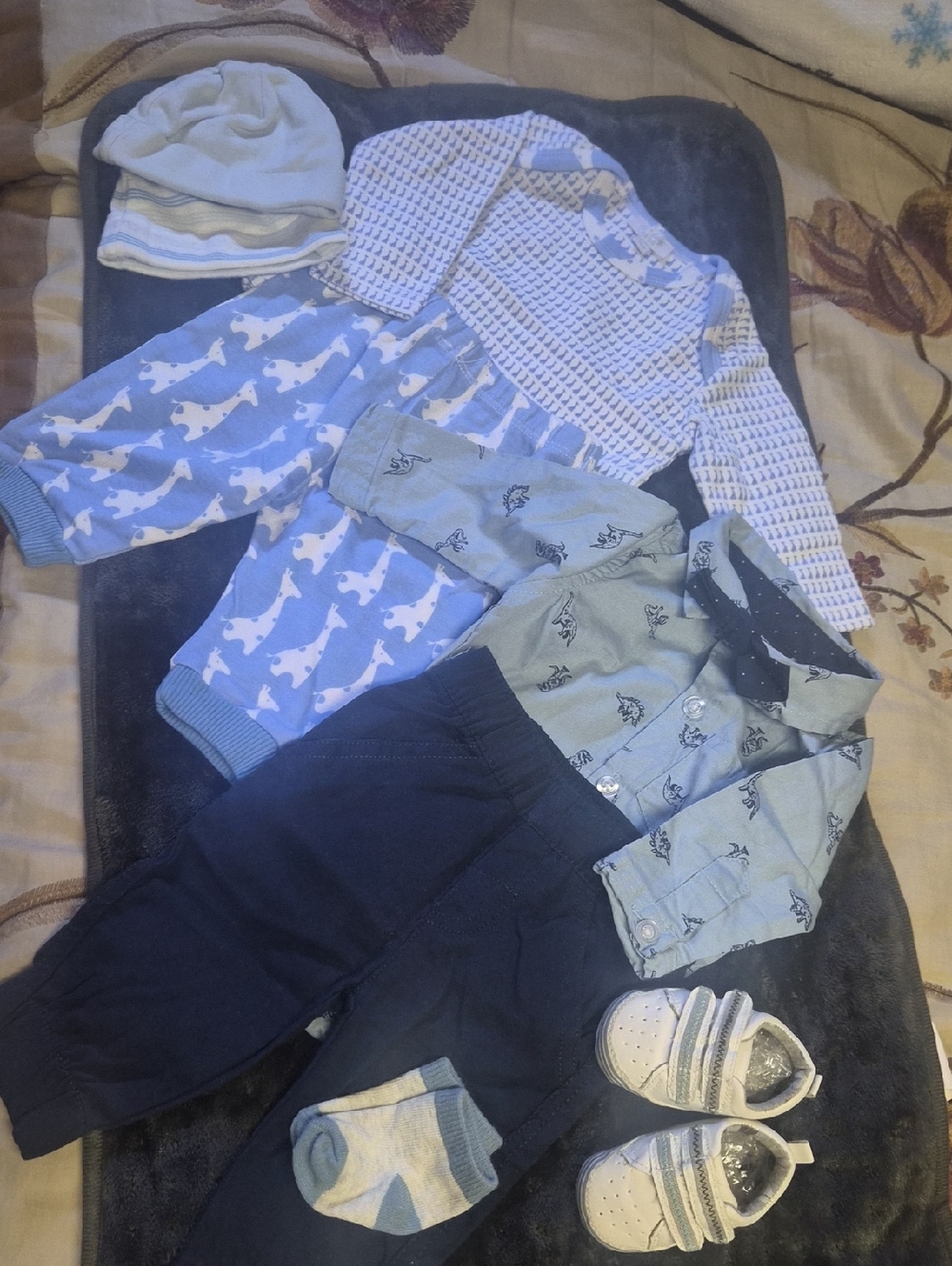 Boys Newborn Outfits        NWOT